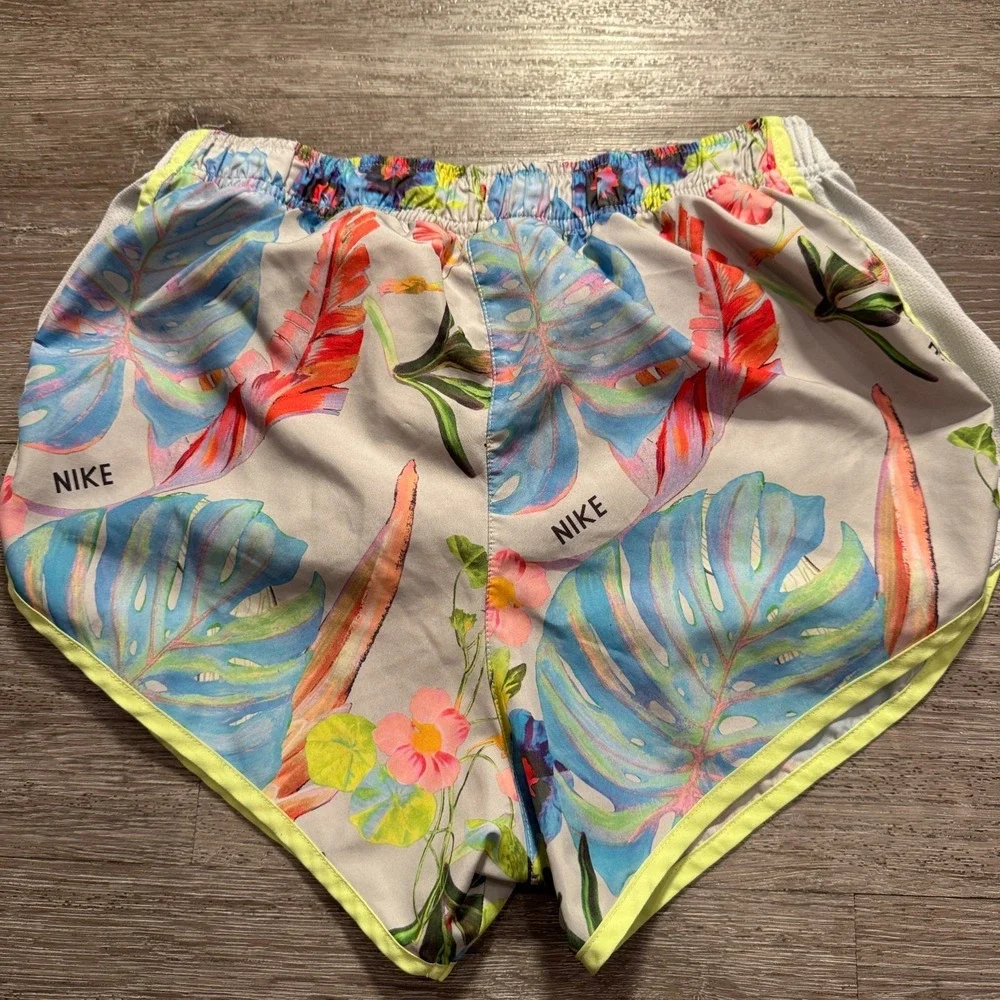 Nike Shorts Womens Medium Multicolor Tropical Polyester Running‎ Athletic Tempo